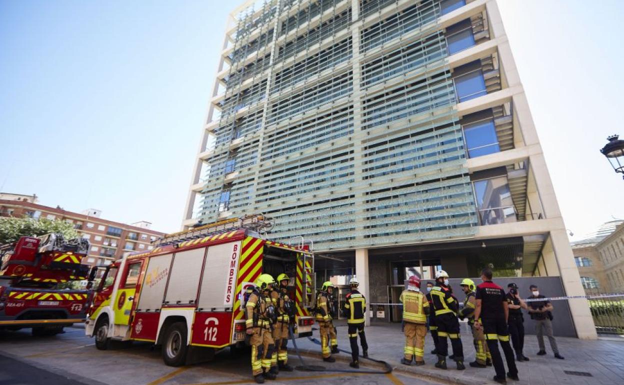 Bomberos y Policía ante la Torre 3 de la Ciudad Administrativa 9 d'Octubre de Valencia.