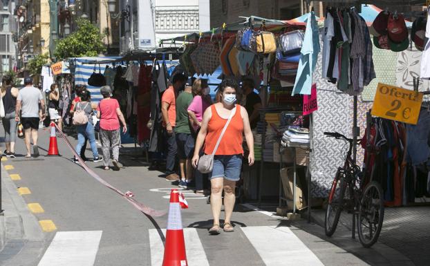 Reabren los mercadillos de Valencia pero con cambios: Qué se puede hacer y qué no