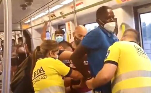 Reducen y esposan a un joven en el metro de Valencia por no llevar bien puesta la mascarilla