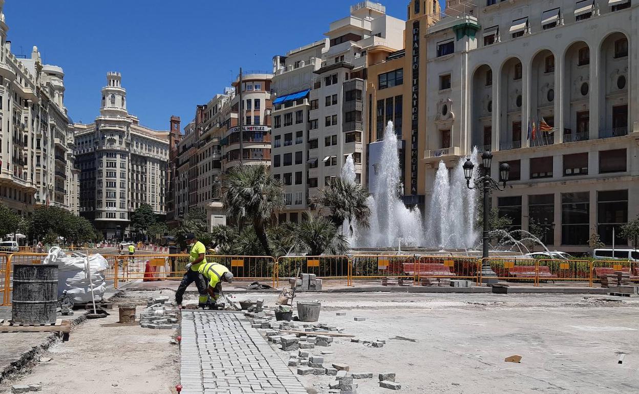 Adoquinado que se está instalando en la plaza del Ayuntamiento. 