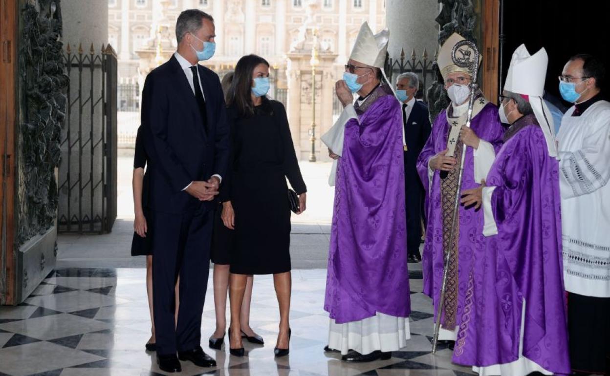 Los Reyes, junto con el arzobispo de Madrid, Carlos Osoro.