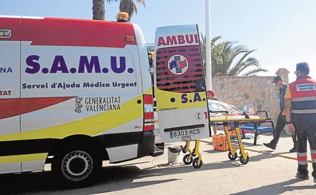 Herido un niño de 15 años al saltar y golpearse con una roca en Benicassim