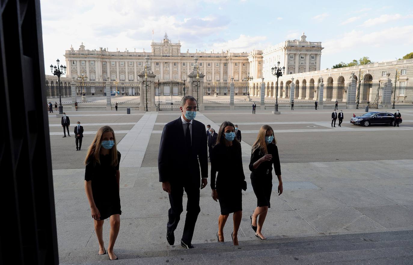 Los reyes, sus hijas, la vicepresidenta del Gobierno Carmen Calvo y representantes de otras instituciones del Estado y de partidos políticos asisten al funeral por las víctimas del coronavirus que se celebra en la catedral madrileña de La Almudena organizado por la Conferencia Episcopal.