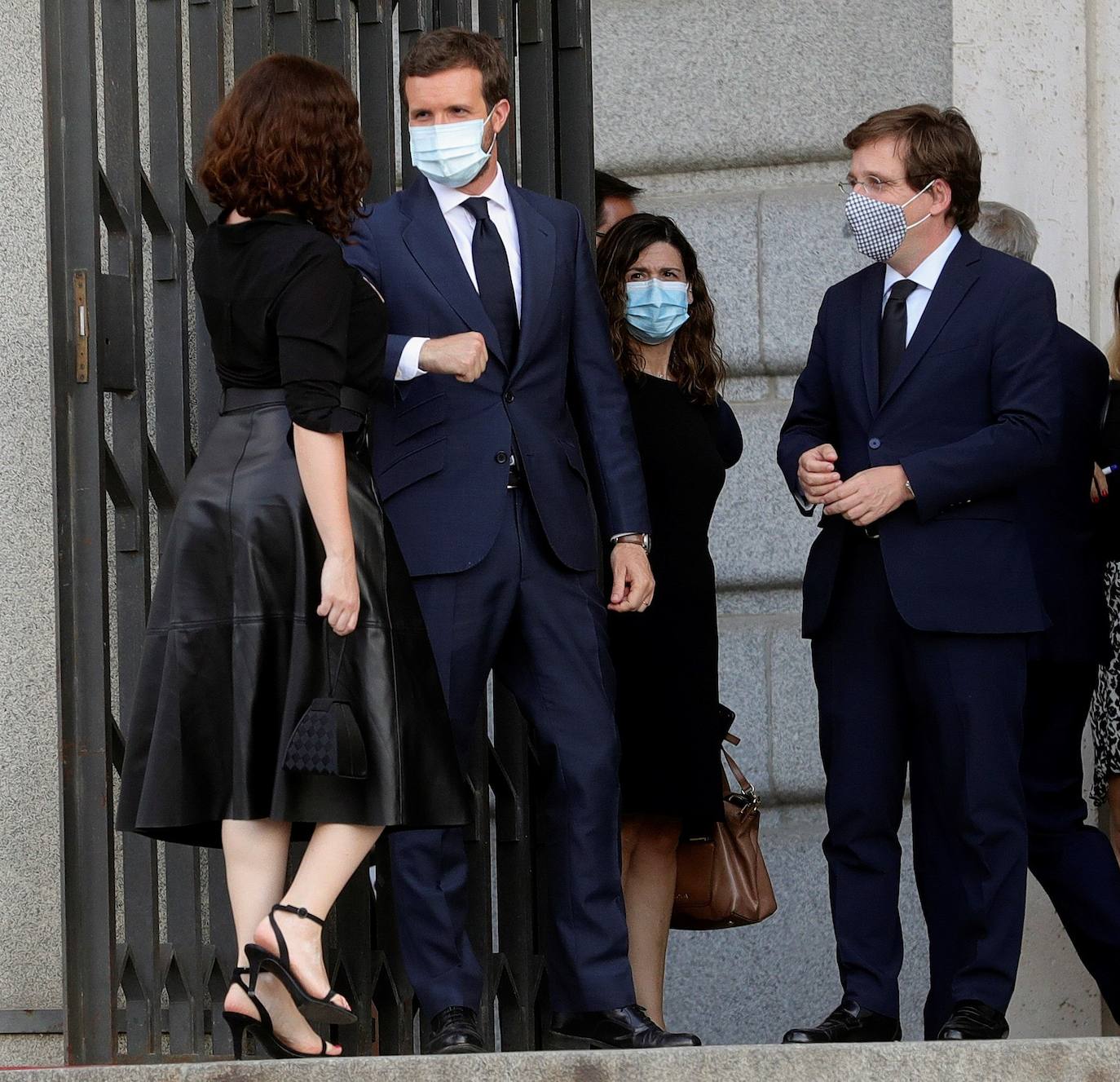 Los reyes, sus hijas, la vicepresidenta del Gobierno Carmen Calvo y representantes de otras instituciones del Estado y de partidos políticos asisten al funeral por las víctimas del coronavirus que se celebra en la catedral madrileña de La Almudena organizado por la Conferencia Episcopal.