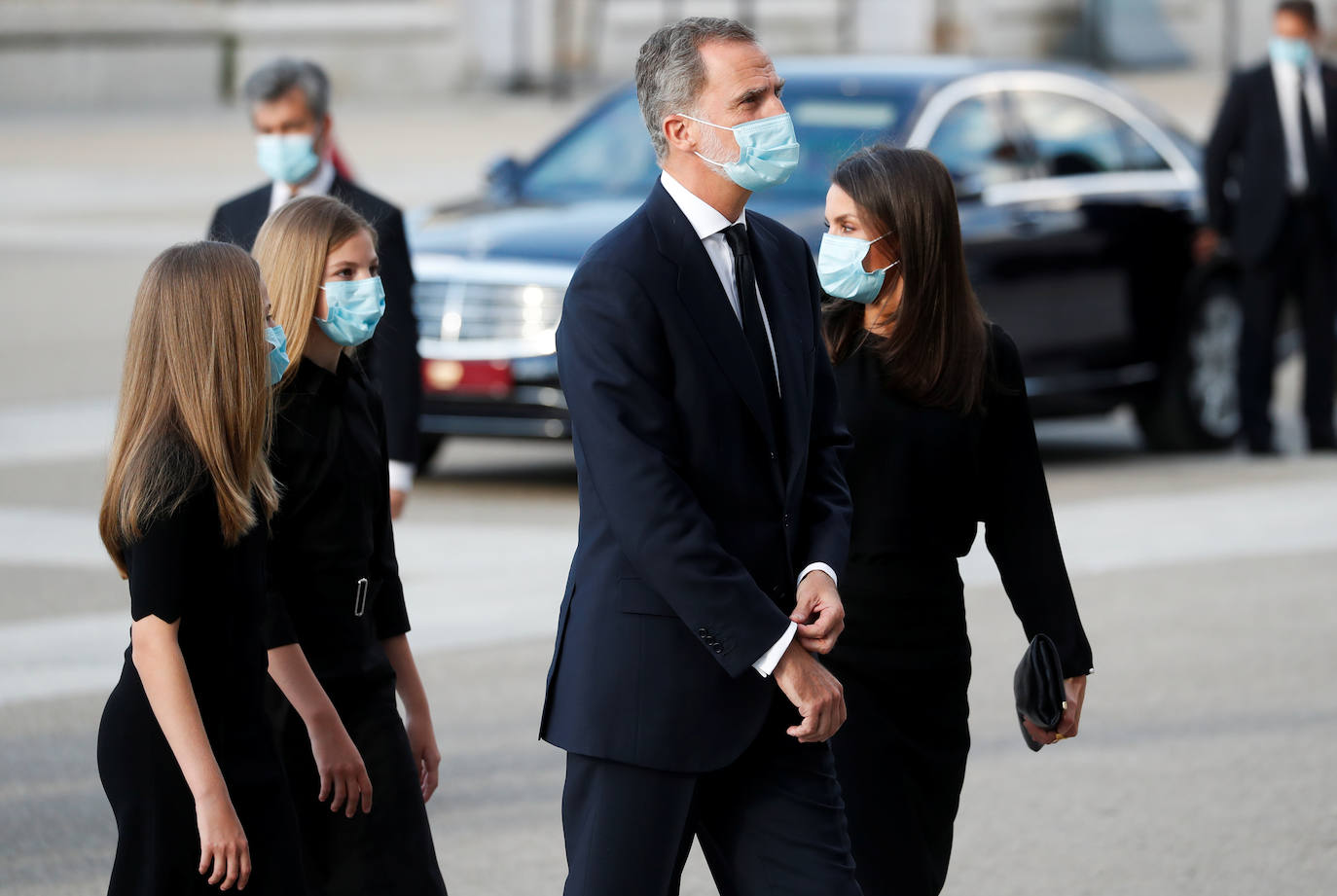 Los reyes, sus hijas, la vicepresidenta del Gobierno Carmen Calvo y representantes de otras instituciones del Estado y de partidos políticos asisten al funeral por las víctimas del coronavirus que se celebra en la catedral madrileña de La Almudena organizado por la Conferencia Episcopal.