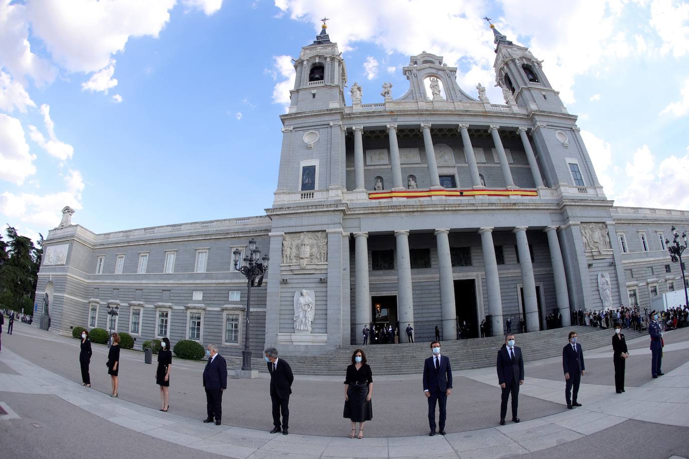 Los reyes, sus hijas, la vicepresidenta del Gobierno Carmen Calvo y representantes de otras instituciones del Estado y de partidos políticos asisten al funeral por las víctimas del coronavirus que se celebra en la catedral madrileña de La Almudena organizado por la Conferencia Episcopal.