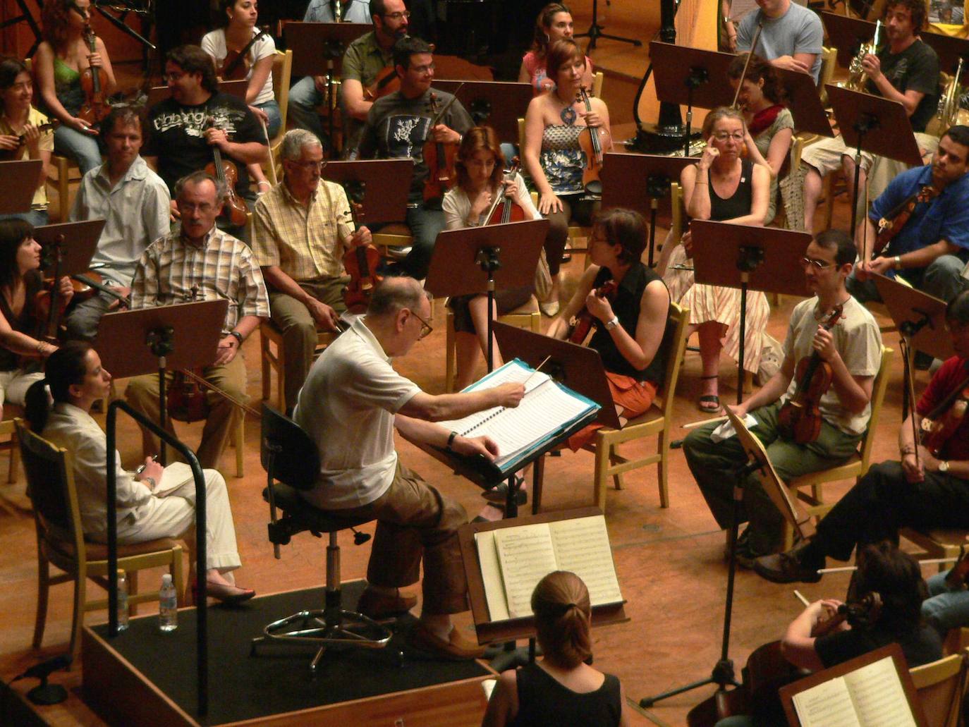 El compositor italiano Ennio Morricone dirige a la orgesta de RTVE en 2007