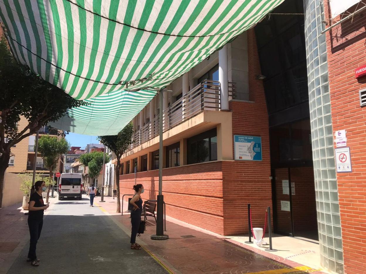 Toldos para las colas a las puertas del ambulatorio