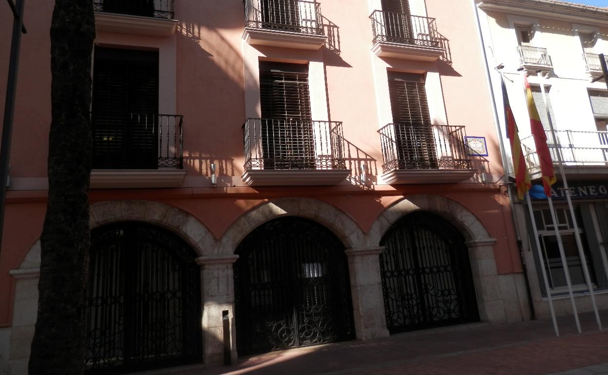 Fachada del ayuntamiento de la Pobla Llarga. 