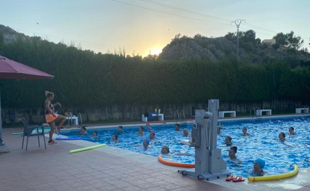 Un curso en la piscina de Benirredrà. 