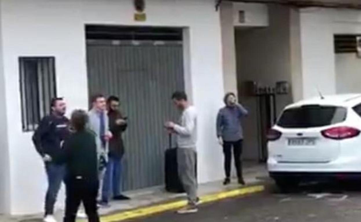 Un fotograma del vídeo donde se ve a la alcaldesa en la calle el día de San José. 