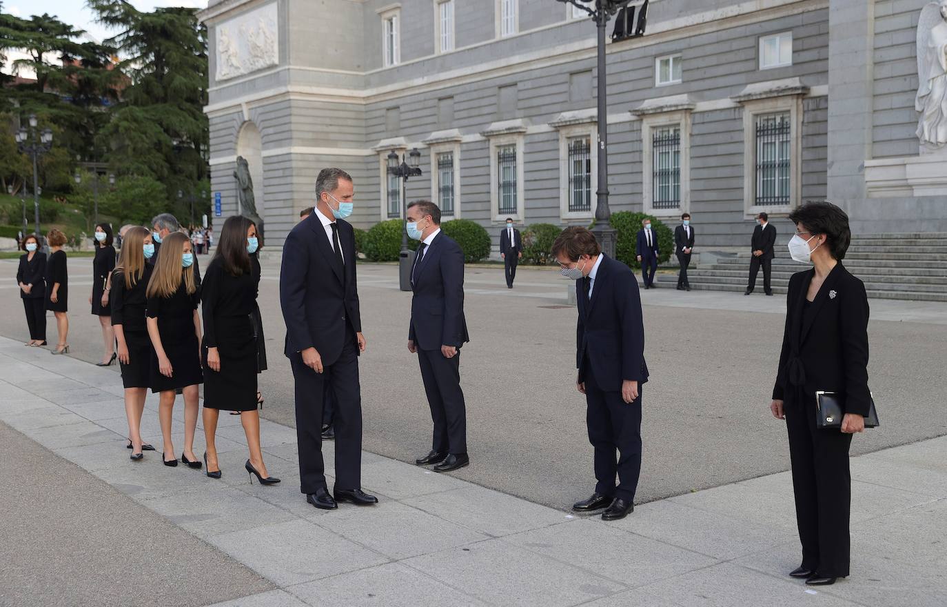 Los reyes, sus hijas, la vicepresidenta del Gobierno Carmen Calvo y representantes de otras instituciones del Estado y de partidos políticos asisten al funeral por las víctimas del coronavirus que se celebra en la catedral madrileña de La Almudena organizado por la Conferencia Episcopal.