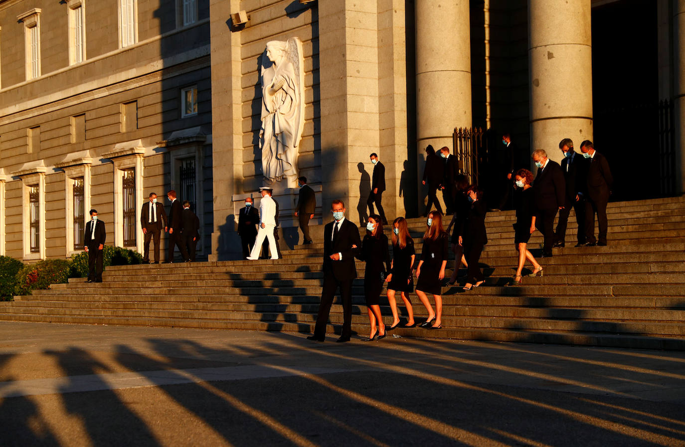 Los reyes, sus hijas, la vicepresidenta del Gobierno Carmen Calvo y representantes de otras instituciones del Estado y de partidos políticos asisten al funeral por las víctimas del coronavirus que se celebra en la catedral madrileña de La Almudena organizado por la Conferencia Episcopal.