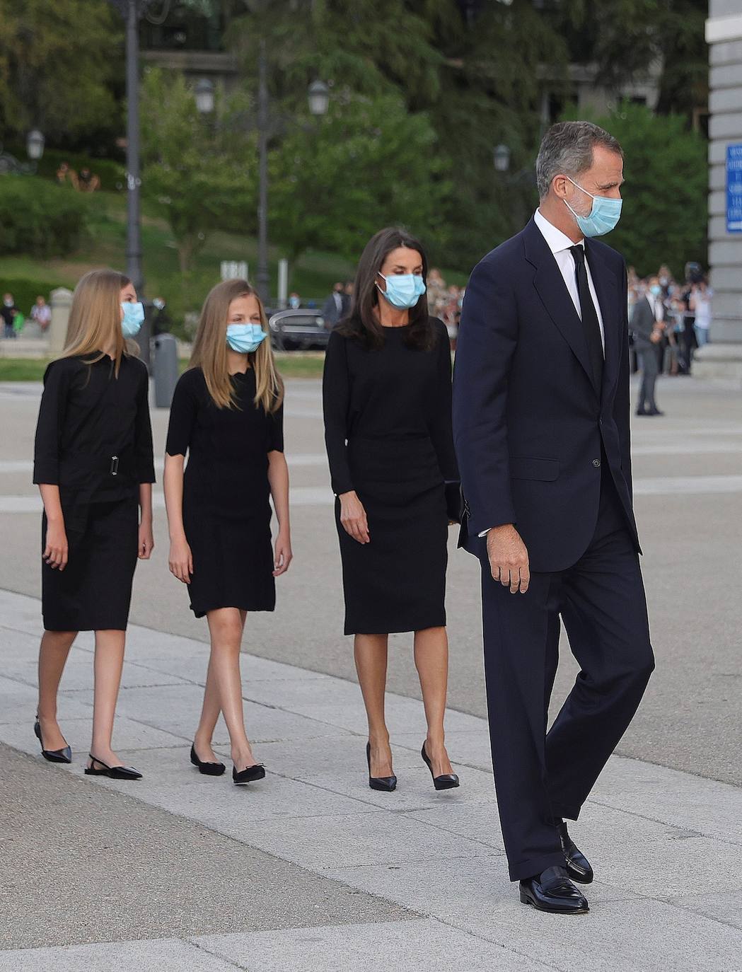 Los reyes, sus hijas, la vicepresidenta del Gobierno Carmen Calvo y representantes de otras instituciones del Estado y de partidos políticos asisten al funeral por las víctimas del coronavirus que se celebra en la catedral madrileña de La Almudena organizado por la Conferencia Episcopal.