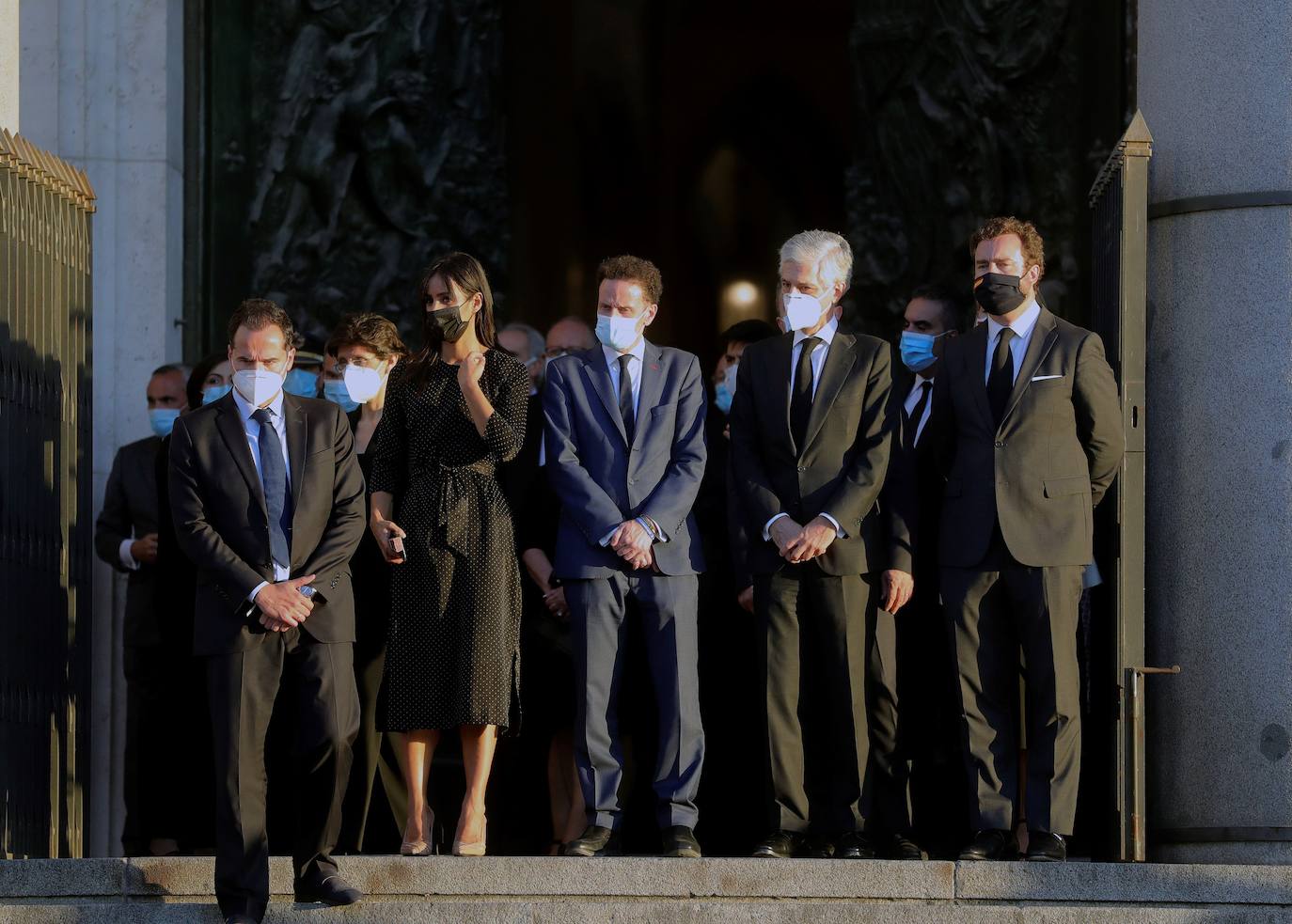 Los reyes, sus hijas, la vicepresidenta del Gobierno Carmen Calvo y representantes de otras instituciones del Estado y de partidos políticos asisten al funeral por las víctimas del coronavirus que se celebra en la catedral madrileña de La Almudena organizado por la Conferencia Episcopal.