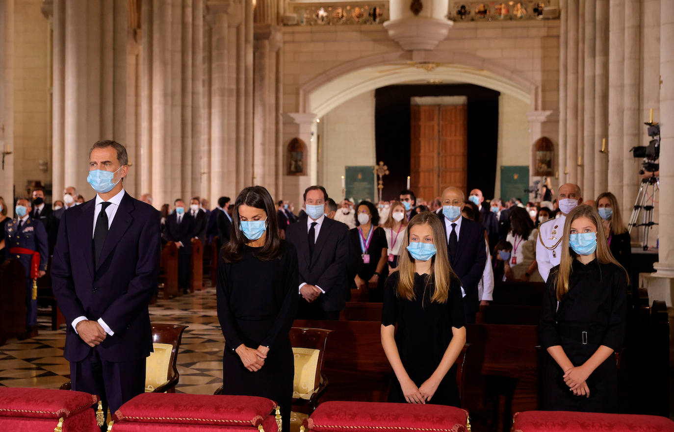 Los reyes, sus hijas, la vicepresidenta del Gobierno Carmen Calvo y representantes de otras instituciones del Estado y de partidos políticos asisten al funeral por las víctimas del coronavirus que se celebra en la catedral madrileña de La Almudena organizado por la Conferencia Episcopal.