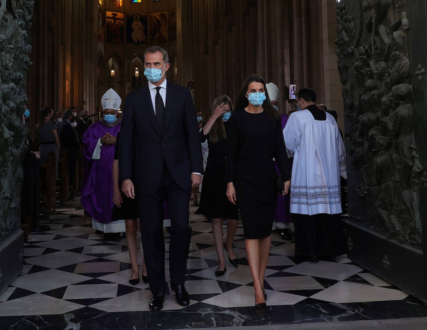 Los reyes, sus hijas, la vicepresidenta del Gobierno Carmen Calvo y representantes de otras instituciones del Estado y de partidos políticos asisten al funeral por las víctimas del coronavirus que se celebra en la catedral madrileña de La Almudena organizado por la Conferencia Episcopal.