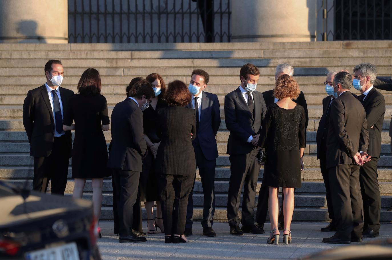 Los reyes, sus hijas, la vicepresidenta del Gobierno Carmen Calvo y representantes de otras instituciones del Estado y de partidos políticos asisten al funeral por las víctimas del coronavirus que se celebra en la catedral madrileña de La Almudena organizado por la Conferencia Episcopal.