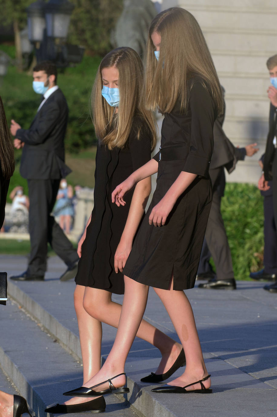 Los reyes, sus hijas, la vicepresidenta del Gobierno Carmen Calvo y representantes de otras instituciones del Estado y de partidos políticos asisten al funeral por las víctimas del coronavirus que se celebra en la catedral madrileña de La Almudena organizado por la Conferencia Episcopal.