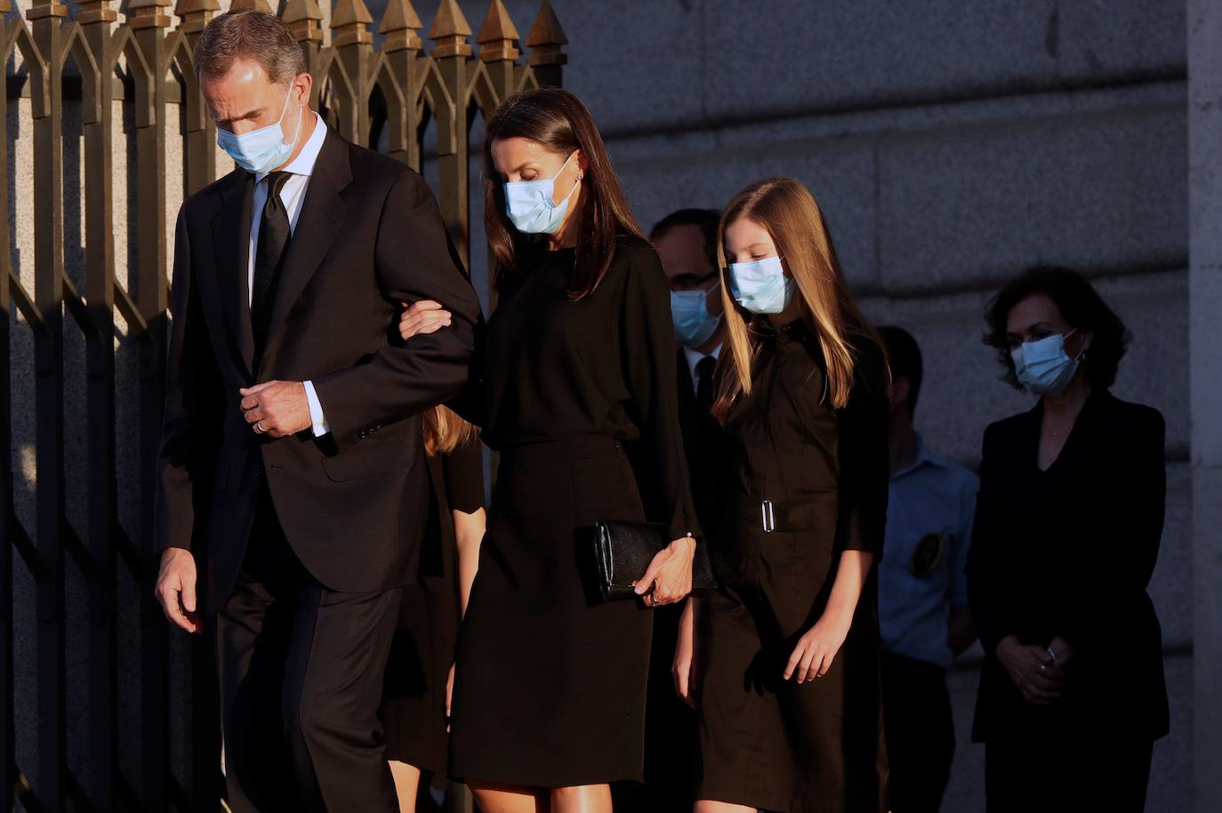 Los reyes, sus hijas, la vicepresidenta del Gobierno Carmen Calvo y representantes de otras instituciones del Estado y de partidos políticos asisten al funeral por las víctimas del coronavirus que se celebra en la catedral madrileña de La Almudena organizado por la Conferencia Episcopal.