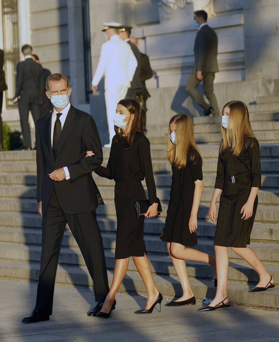 Los reyes, sus hijas, la vicepresidenta del Gobierno Carmen Calvo y representantes de otras instituciones del Estado y de partidos políticos asisten al funeral por las víctimas del coronavirus que se celebra en la catedral madrileña de La Almudena organizado por la Conferencia Episcopal.