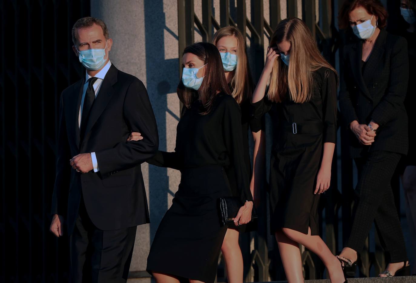 Los reyes, sus hijas, la vicepresidenta del Gobierno Carmen Calvo y representantes de otras instituciones del Estado y de partidos políticos asisten al funeral por las víctimas del coronavirus que se celebra en la catedral madrileña de La Almudena organizado por la Conferencia Episcopal.