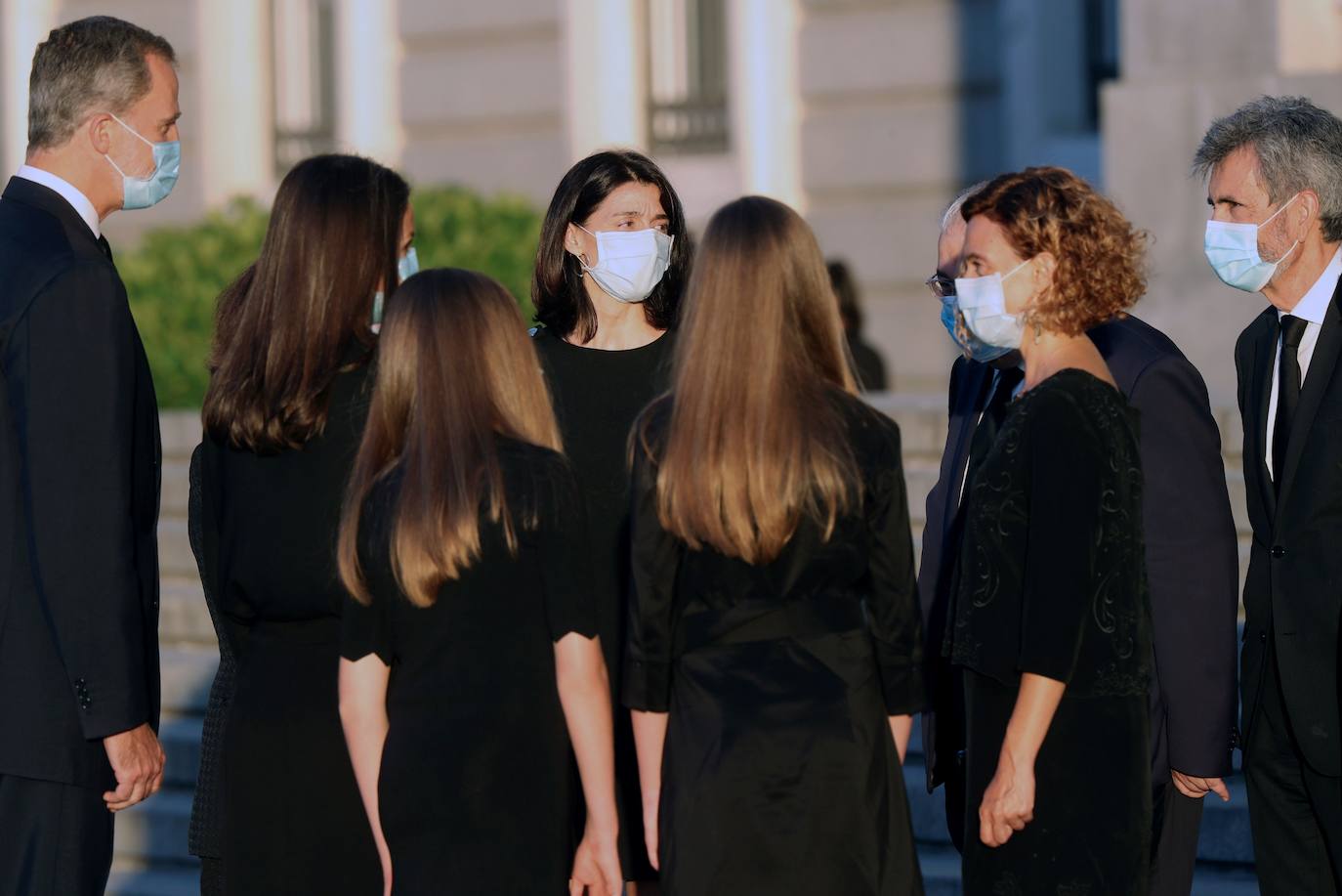 Los reyes, sus hijas, la vicepresidenta del Gobierno Carmen Calvo y representantes de otras instituciones del Estado y de partidos políticos asisten al funeral por las víctimas del coronavirus que se celebra en la catedral madrileña de La Almudena organizado por la Conferencia Episcopal.