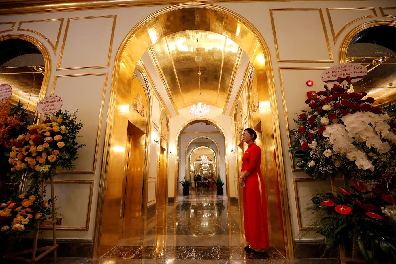 En el hotel Dolce Hanoi Golden Lake de Vietnam el café se sirve en una taza de oro, los pisos son dorados y hasta el baño está recubierto de oro. Este hotel digno del rey Midas acaba de abrir sus puertas en Hanoi asegurando ser el primero de su tipo en el mundo. 