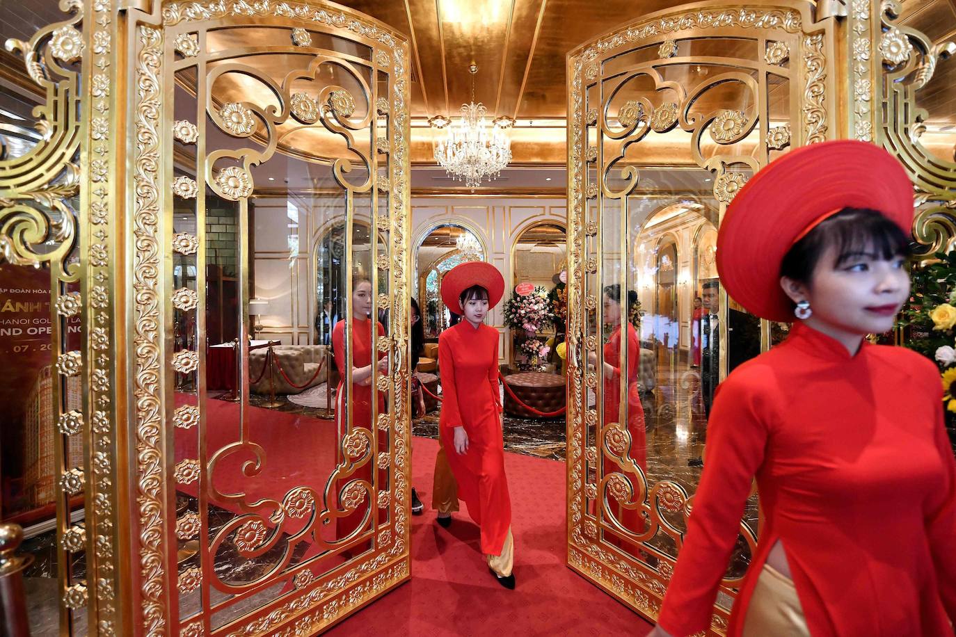 En el hotel Dolce Hanoi Golden Lake de Vietnam el café se sirve en una taza de oro, los pisos son dorados y hasta el baño está recubierto de oro. Este hotel digno del rey Midas acaba de abrir sus puertas en Hanoi asegurando ser el primero de su tipo en el mundo. 