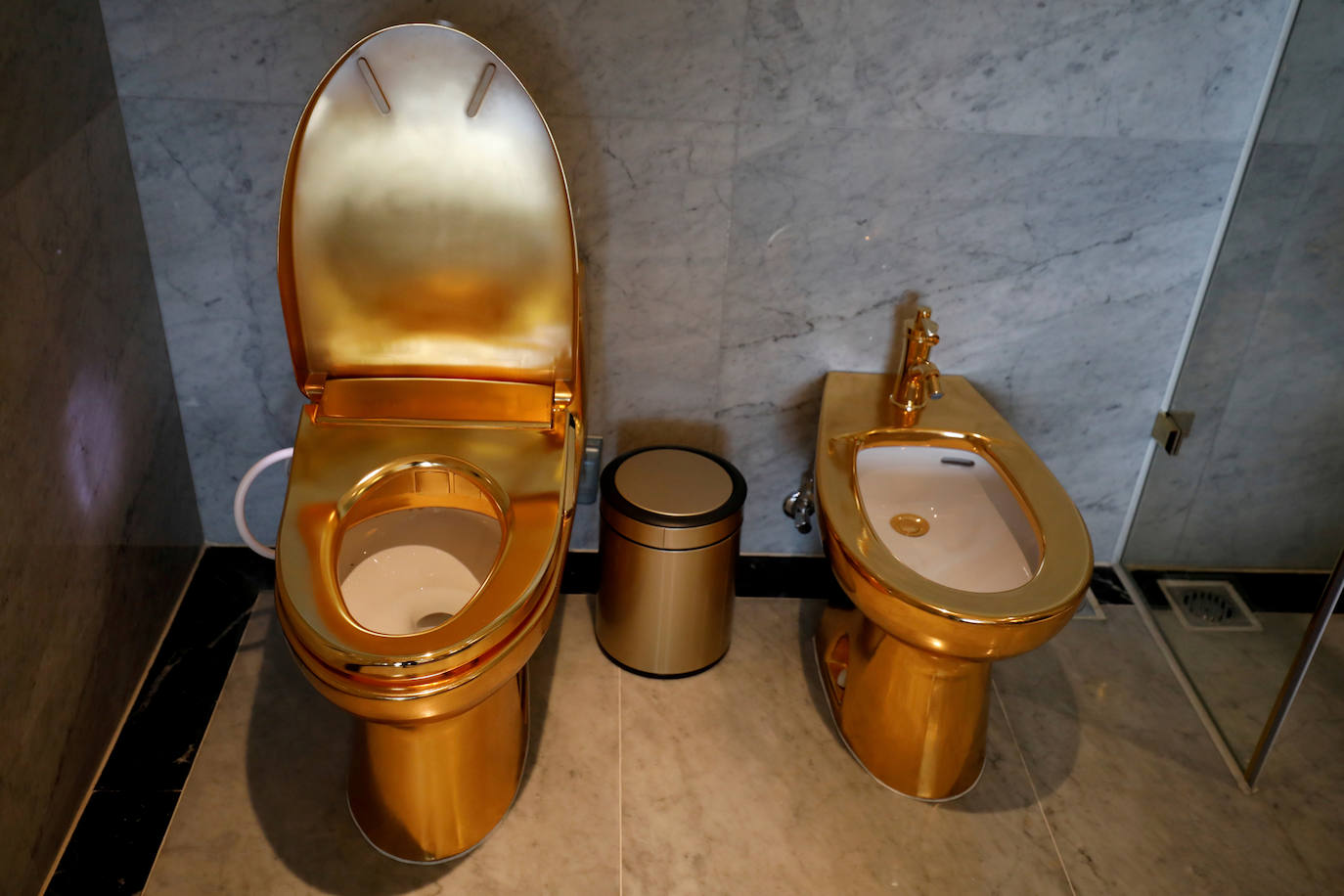 En el hotel Dolce Hanoi Golden Lake de Vietnam el café se sirve en una taza de oro, los pisos son dorados y hasta el baño está recubierto de oro. Este hotel digno del rey Midas acaba de abrir sus puertas en Hanoi asegurando ser el primero de su tipo en el mundo. 