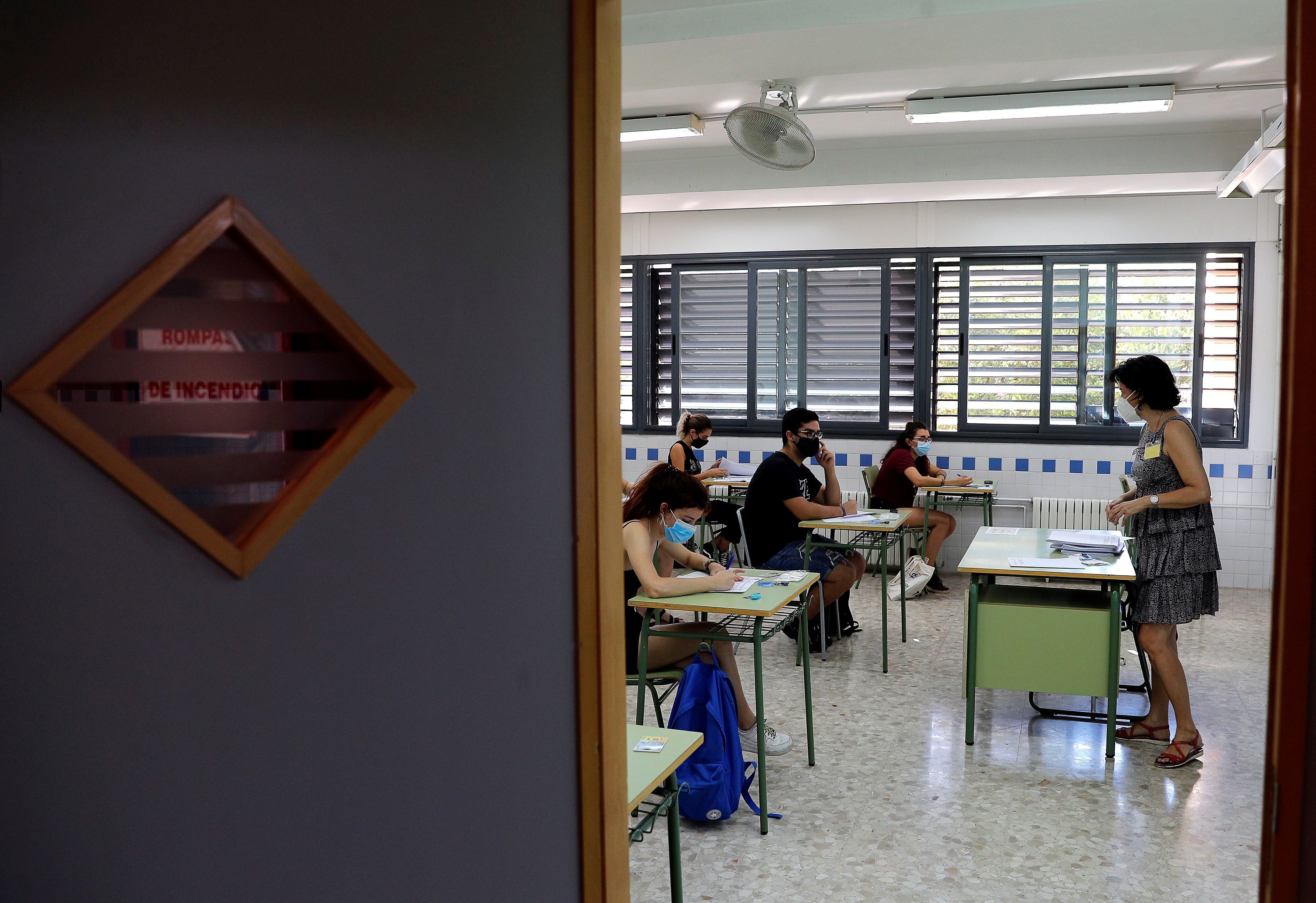 La selectividad de la pandemia ha arrancado este martes 7 de julio. Cerca de 24.000 estudiantes, contando la fase obligatoria y la voluntaria, estaban llamados a participar en unas pruebas que llegan un mes más tarde de lo habitual. Esta vez, el examen de acceso a la universidad no se realiza en las universidades valencianas, sino en centros de Bachillerato, con pocos alumnos en cada aula y manteniendo las distancias. Las mascarillas son obligatorias excepto en el momento de realización de la prueba. 