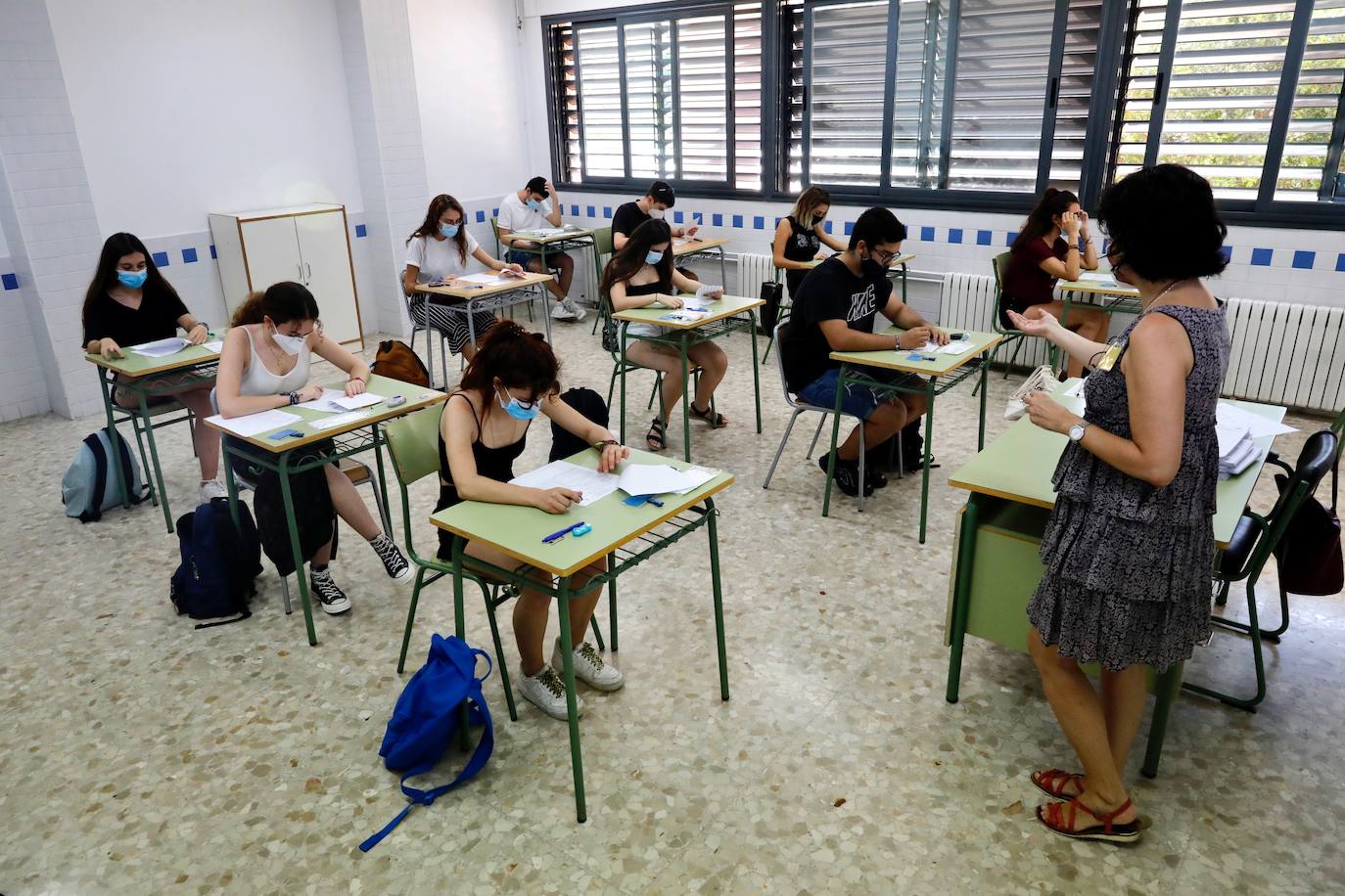 La selectividad de la pandemia ha arrancado este martes 7 de julio. Cerca de 24.000 estudiantes, contando la fase obligatoria y la voluntaria, estaban llamados a participar en unas pruebas que llegan un mes más tarde de lo habitual. Esta vez, el examen de acceso a la universidad no se realiza en las universidades valencianas, sino en centros de Bachillerato, con pocos alumnos en cada aula y manteniendo las distancias. Las mascarillas son obligatorias excepto en el momento de realización de la prueba. 