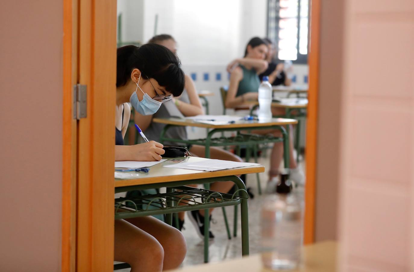 La selectividad de la pandemia ha arrancado este martes 7 de julio. Cerca de 24.000 estudiantes, contando la fase obligatoria y la voluntaria, estaban llamados a participar en unas pruebas que llegan un mes más tarde de lo habitual. Esta vez, el examen de acceso a la universidad no se realiza en las universidades valencianas, sino en centros de Bachillerato, con pocos alumnos en cada aula y manteniendo las distancias. Las mascarillas son obligatorias excepto en el momento de realización de la prueba. 