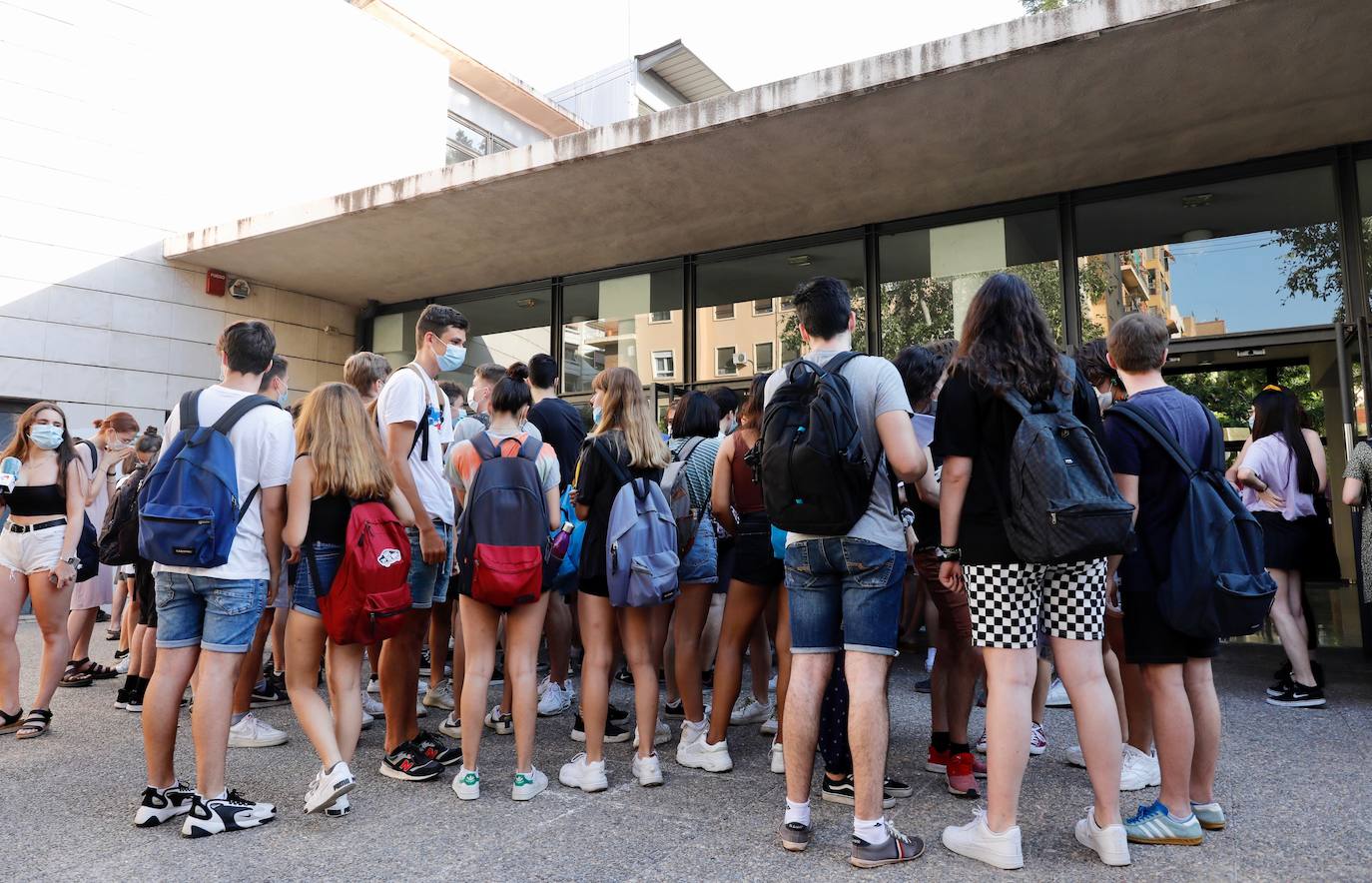 La selectividad de la pandemia ha arrancado este martes 7 de julio. Cerca de 24.000 estudiantes, contando la fase obligatoria y la voluntaria, estaban llamados a participar en unas pruebas que llegan un mes más tarde de lo habitual. Esta vez, el examen de acceso a la universidad no se realiza en las universidades valencianas, sino en centros de Bachillerato, con pocos alumnos en cada aula y manteniendo las distancias. Las mascarillas son obligatorias excepto en el momento de realización de la prueba. 