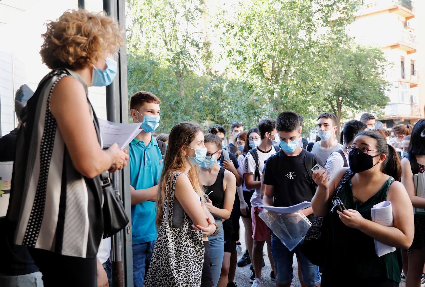 La selectividad de la pandemia ha arrancado este martes 7 de julio. Cerca de 24.000 estudiantes, contando la fase obligatoria y la voluntaria, estaban llamados a participar en unas pruebas que llegan un mes más tarde de lo habitual. Esta vez, el examen de acceso a la universidad no se realiza en las universidades valencianas, sino en centros de Bachillerato, con pocos alumnos en cada aula y manteniendo las distancias. Las mascarillas son obligatorias excepto en el momento de realización de la prueba. 