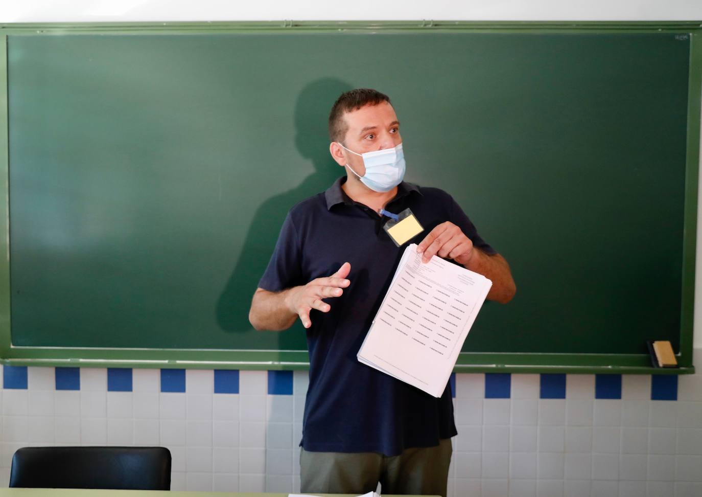 La selectividad de la pandemia ha arrancado este martes 7 de julio. Cerca de 24.000 estudiantes, contando la fase obligatoria y la voluntaria, estaban llamados a participar en unas pruebas que llegan un mes más tarde de lo habitual. Esta vez, el examen de acceso a la universidad no se realiza en las universidades valencianas, sino en centros de Bachillerato, con pocos alumnos en cada aula y manteniendo las distancias. Las mascarillas son obligatorias excepto en el momento de realización de la prueba. 