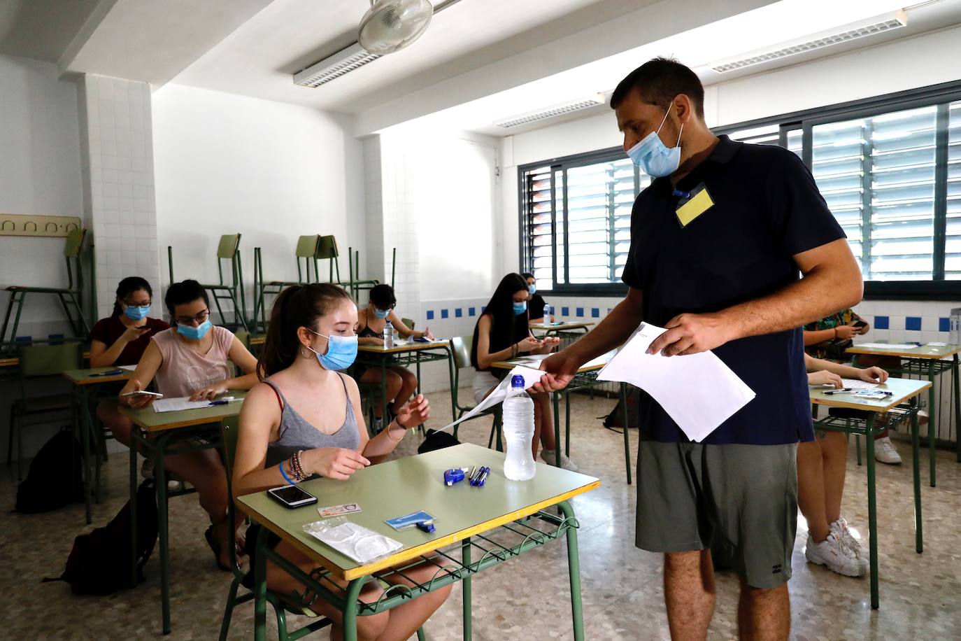 La selectividad de la pandemia ha arrancado este martes 7 de julio. Cerca de 24.000 estudiantes, contando la fase obligatoria y la voluntaria, estaban llamados a participar en unas pruebas que llegan un mes más tarde de lo habitual. Esta vez, el examen de acceso a la universidad no se realiza en las universidades valencianas, sino en centros de Bachillerato, con pocos alumnos en cada aula y manteniendo las distancias. Las mascarillas son obligatorias excepto en el momento de realización de la prueba. 