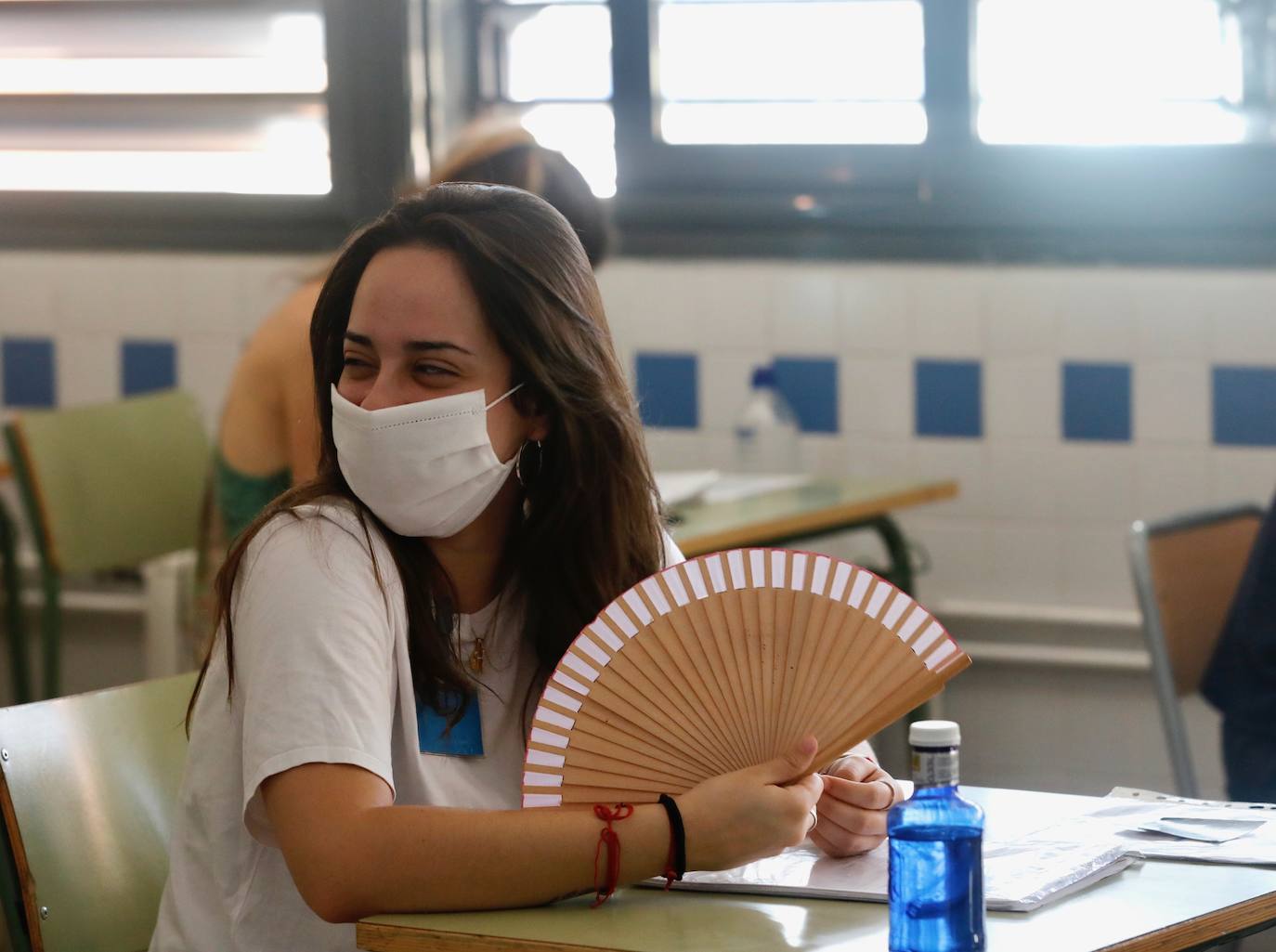 La selectividad de la pandemia ha arrancado este martes 7 de julio. Cerca de 24.000 estudiantes, contando la fase obligatoria y la voluntaria, estaban llamados a participar en unas pruebas que llegan un mes más tarde de lo habitual. Esta vez, el examen de acceso a la universidad no se realiza en las universidades valencianas, sino en centros de Bachillerato, con pocos alumnos en cada aula y manteniendo las distancias. Las mascarillas son obligatorias excepto en el momento de realización de la prueba. 