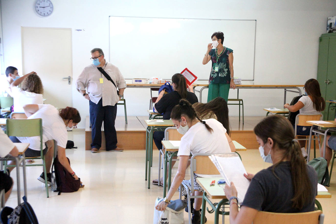 La selectividad de la pandemia ha arrancado este martes 7 de julio. Cerca de 24.000 estudiantes, contando la fase obligatoria y la voluntaria, estaban llamados a participar en unas pruebas que llegan un mes más tarde de lo habitual. Esta vez, el examen de acceso a la universidad no se realiza en las universidades valencianas, sino en centros de Bachillerato, con pocos alumnos en cada aula y manteniendo las distancias. Las mascarillas son obligatorias excepto en el momento de realización de la prueba. 