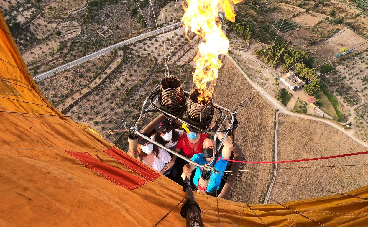 Las mujeres que forman parte de la asociación junto al instructor en pleno vuelo. 