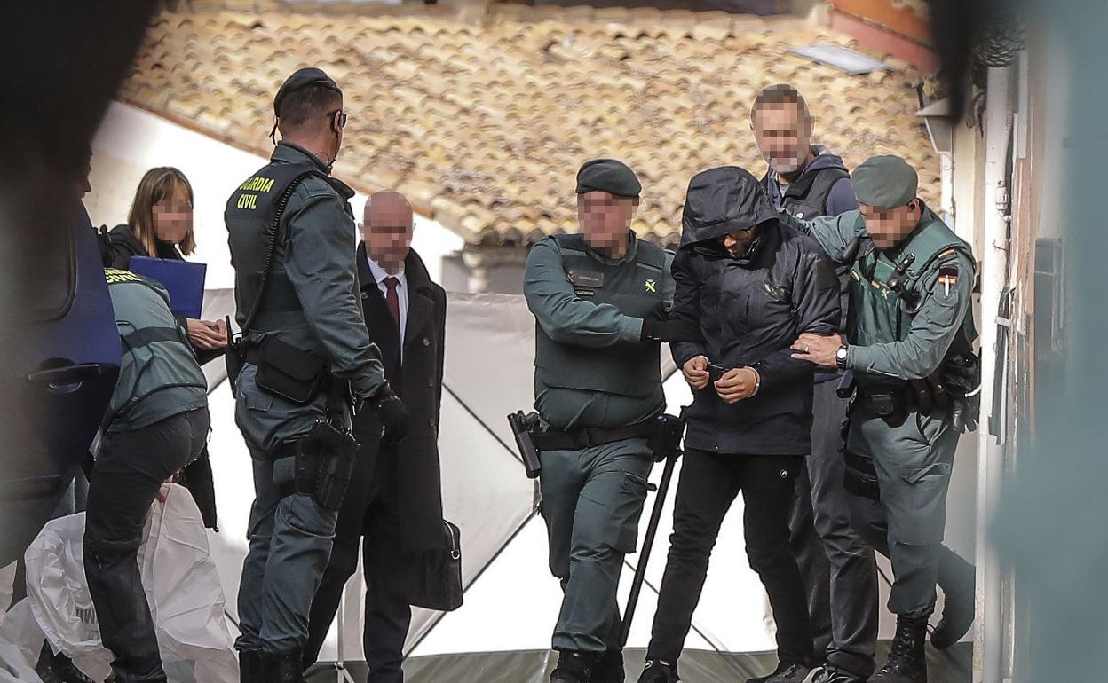 El presunto homicida rodeado de guardias civiles. 