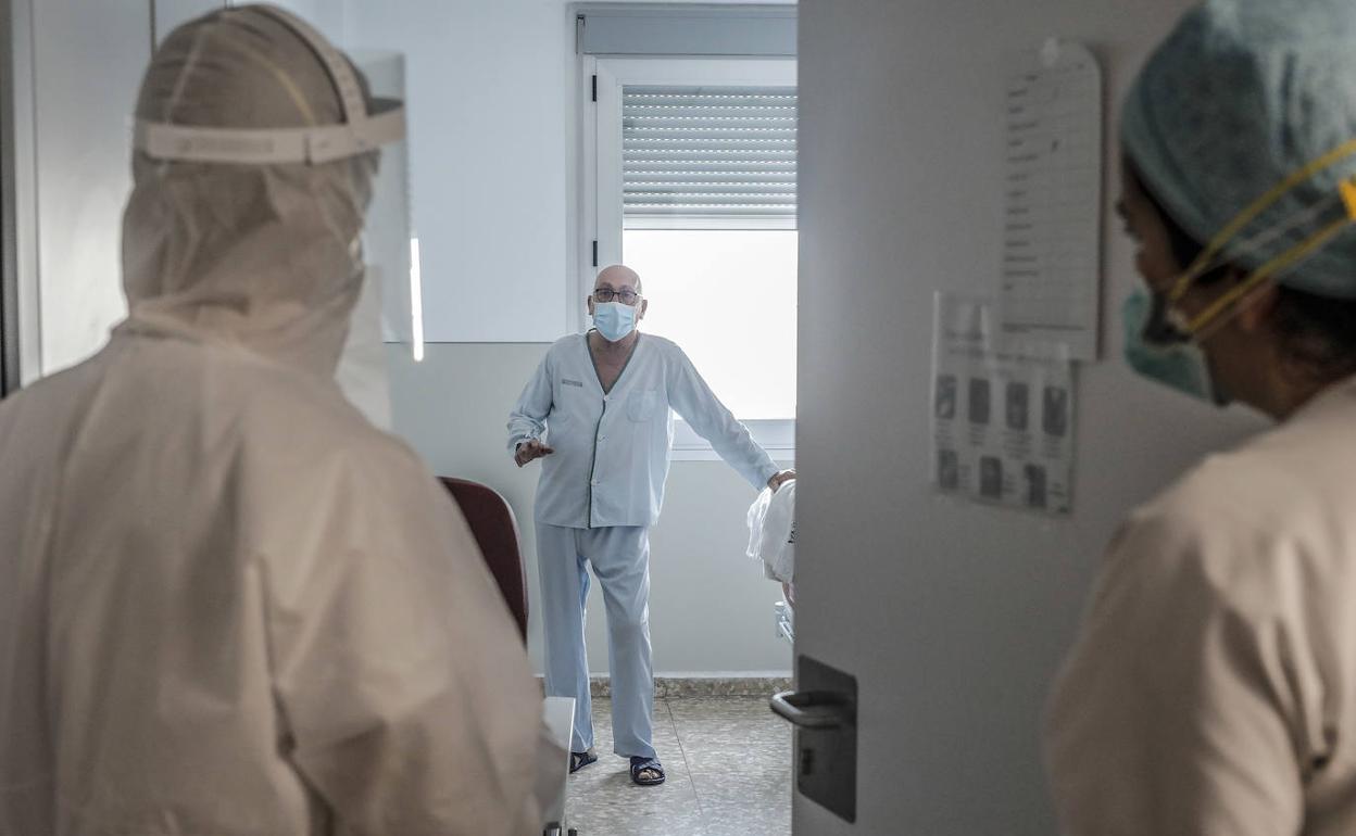 Dos sanitarios atienden a un paciente durante la pandemia. 