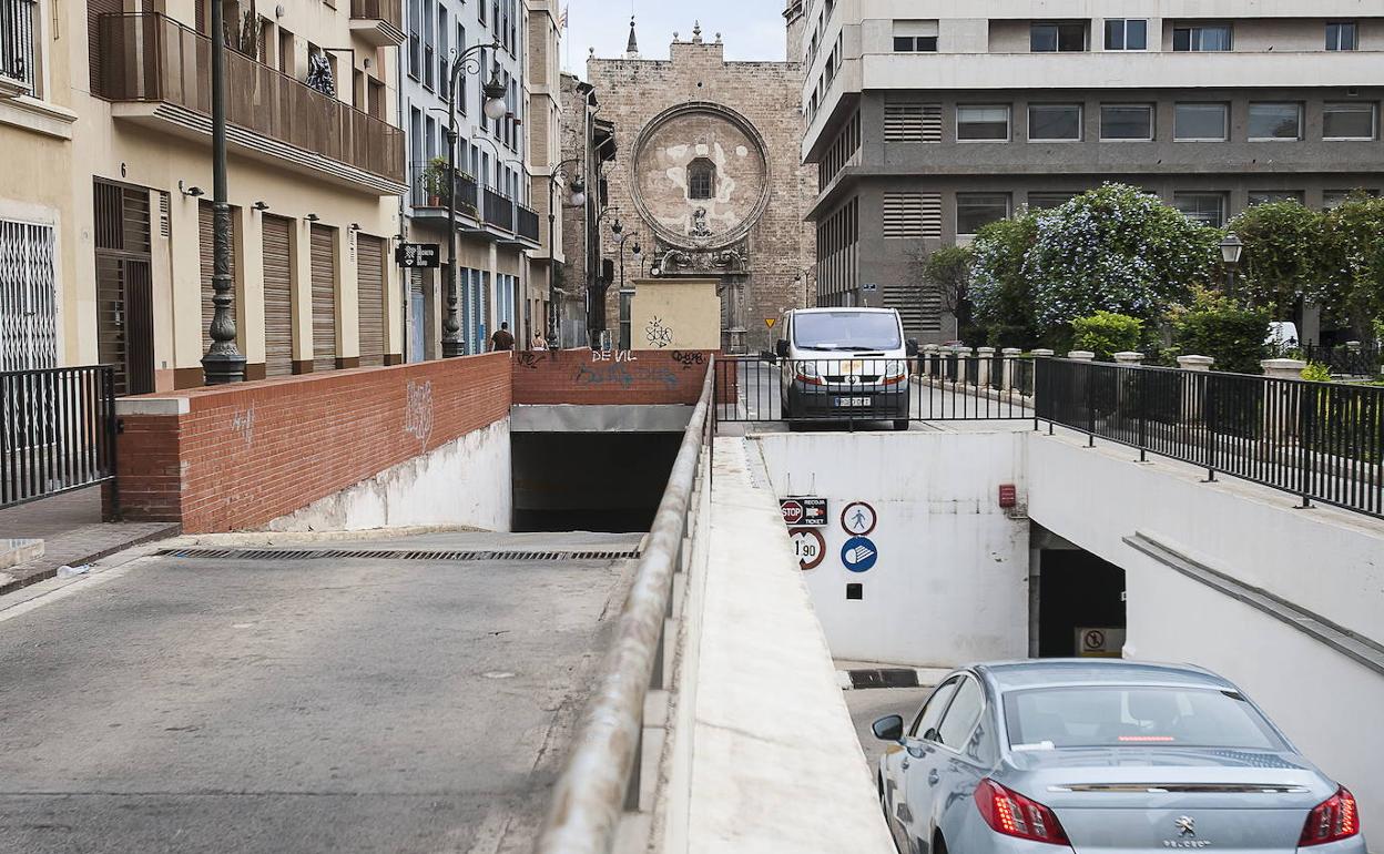 Acceso al parking de Parcent, en la plaza Juan de Vilarrasa. 