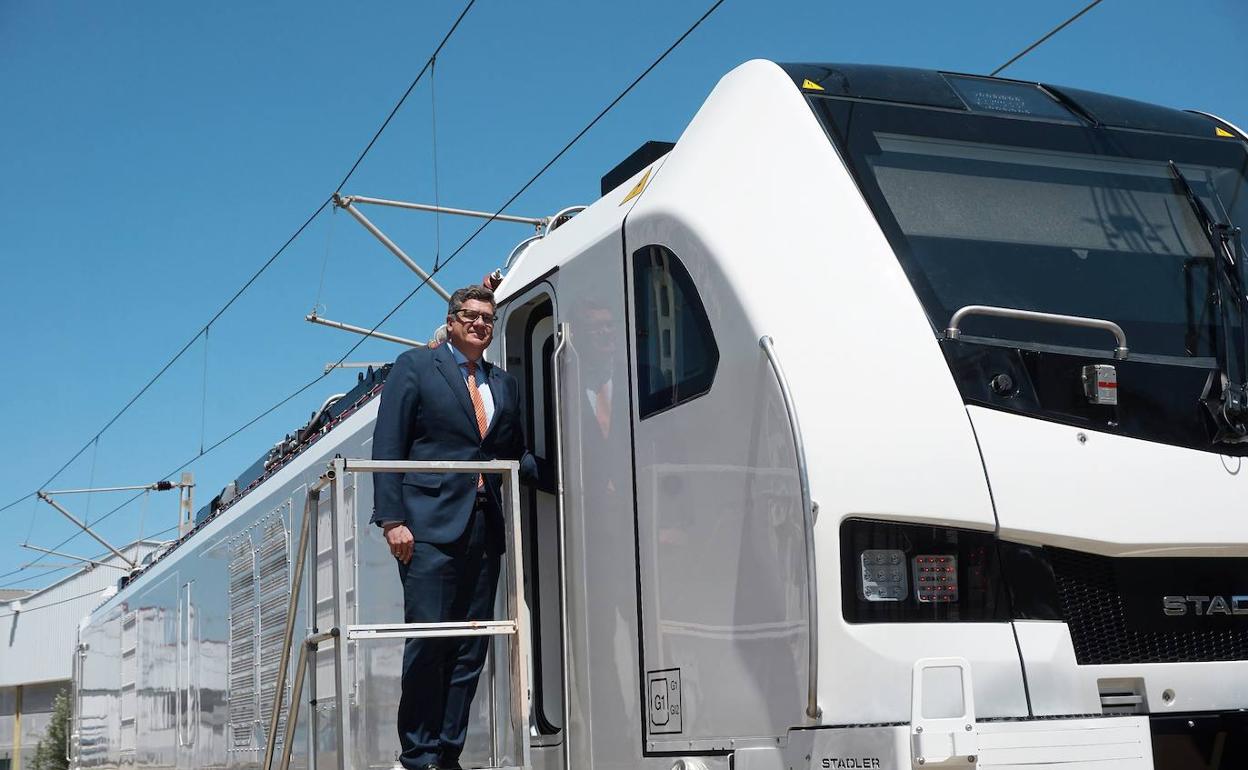 El presidente de Stadler Valencia, Íñigo Parra, con la locomotora Eurodual. 