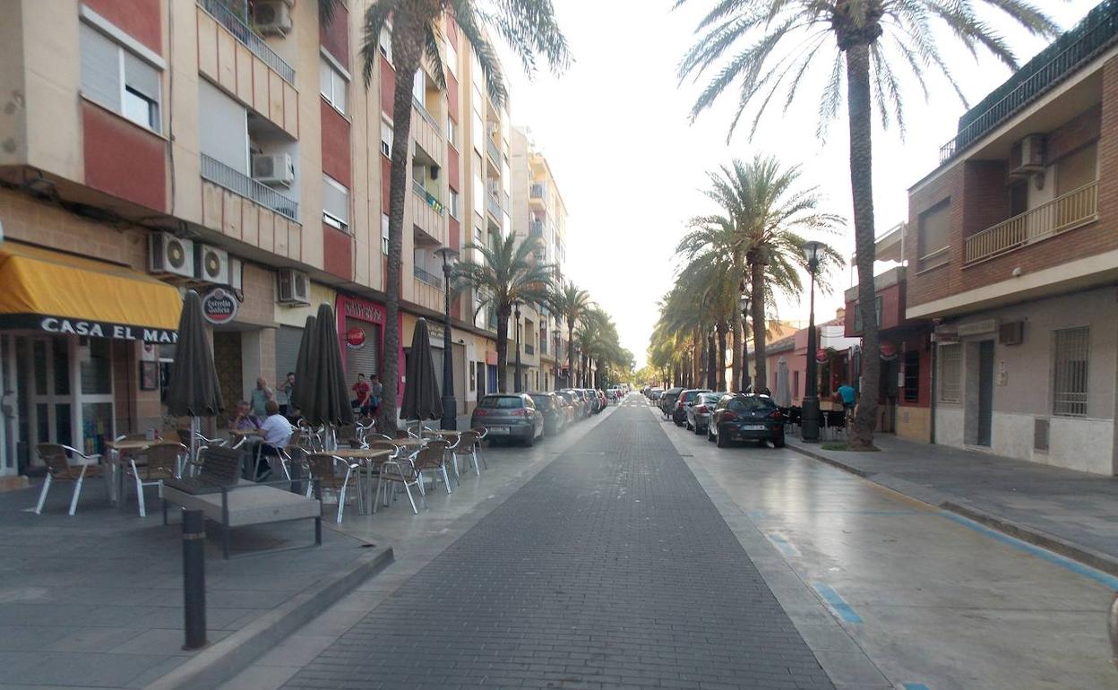 Una de las calles con establecimientos de restauración que ocupan la vía pública. 