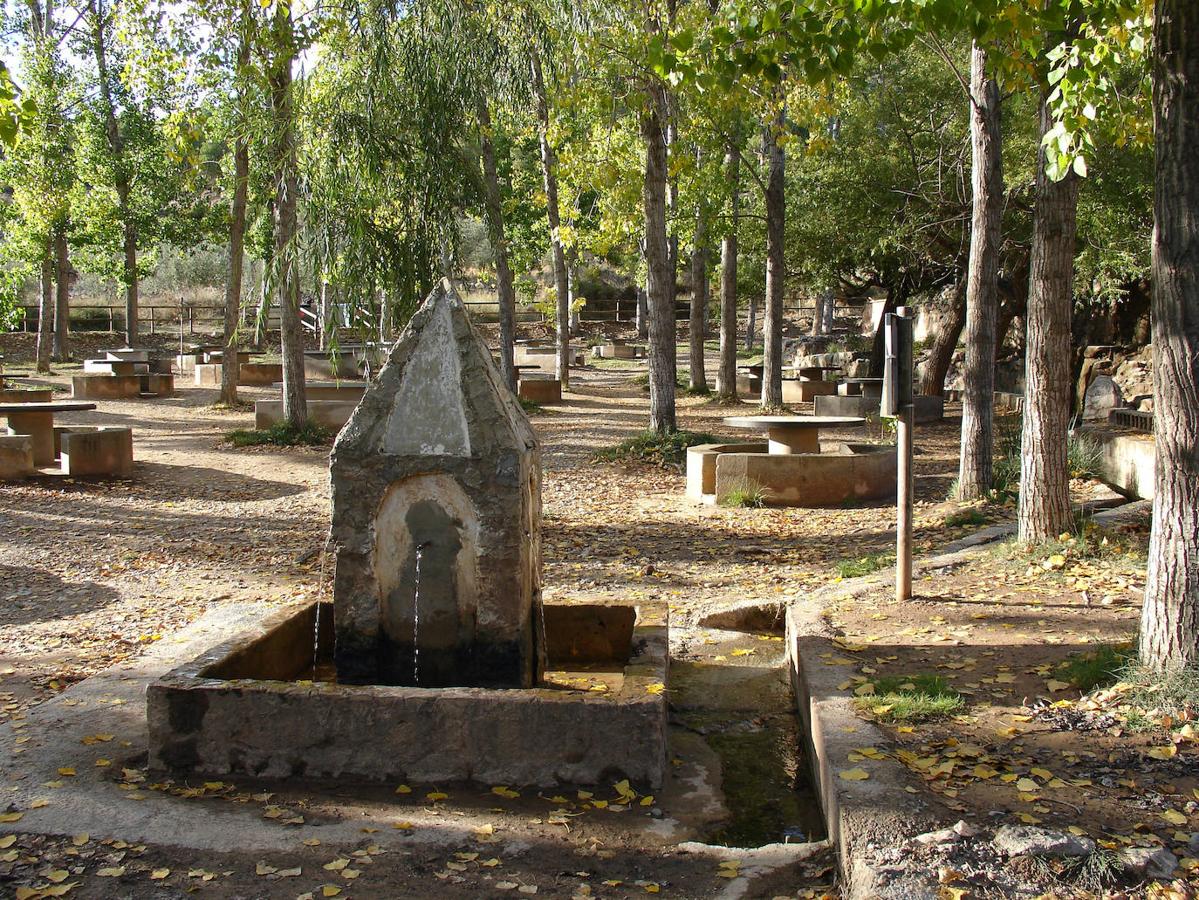 Tuéjar (Valencia). Los merenderos están situados en el nacimiento del río Tuéjar. Son la parada ideal para descansar después de un baño en las aguas cristalinas del Azud. 