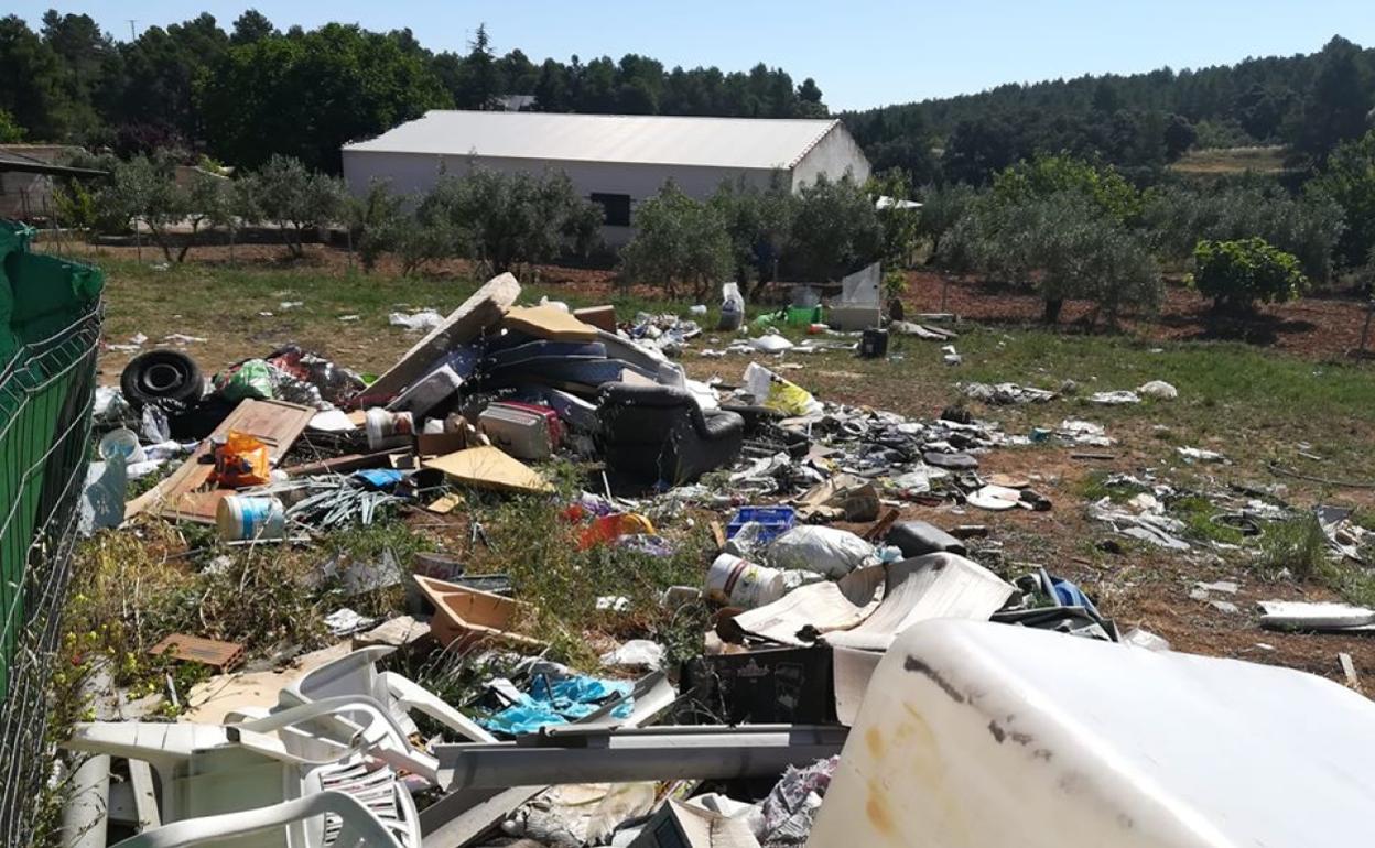 Uno de los puntos de recogida  desbordado durante el estado de alarma por la acumulación de enseres. 