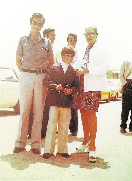 «Foto de la comunión en el colegio Calicanto con mis padres y unos amigos suyos detrás».