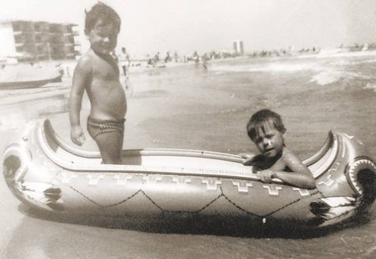 En la playa de Mareny Blau con un amigo.