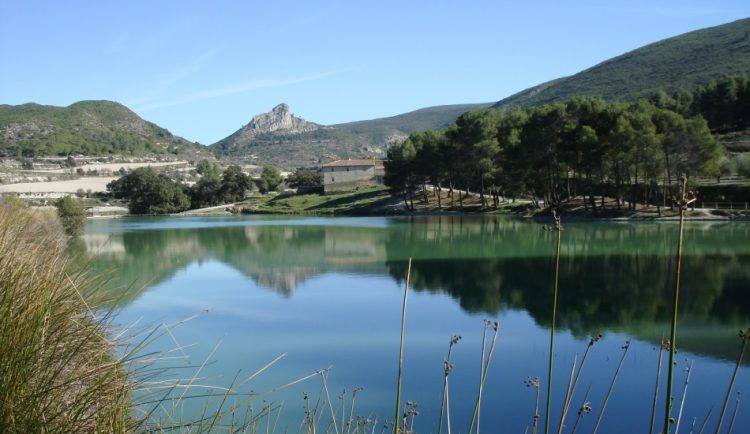 Bosquet de Moixent (Valencia). Este paraje natural es uno de los lugares más emblemáticos de la localidad valenciana. En él, los visitantes pueden, además de organizar un buen picnic, disfrutar de un lago artificial, para darse un chapuzón y practicar deportes náuticos.